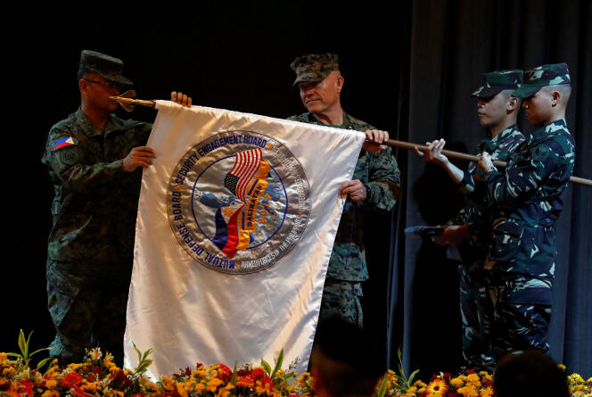 Le lieutenant général Lawrence Nicholson (au centre), des Marines des Etats-Unis, et son homologue des forces armées des Philippines, le lieutenant général Oscar Lactao (à gauche), lors de la cérémonie d’ouverture des exercices militaires américano-philippins, le 8 mai 2017 au camp Aguinaldo, à Quezon City, dans la banlieue de Manille.