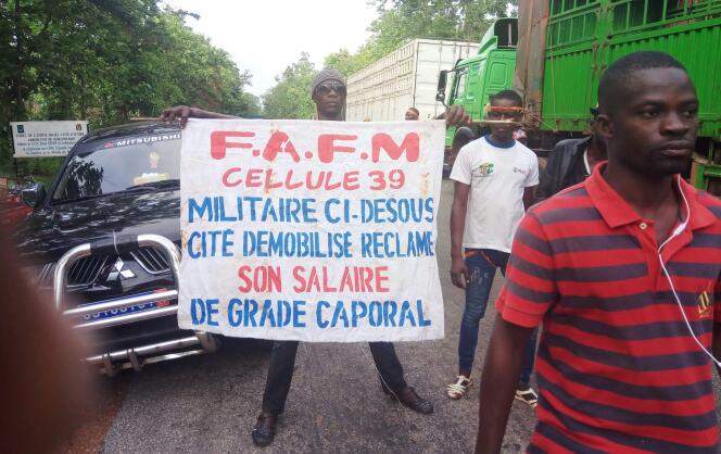 Plusieurs centaines d’anciens rebelles démobilisés bloquent l’accès à l’entrée sud de Bouaké, en Côte d’Ivoire, le 8 mai 2017.
