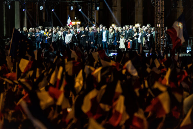 Le nouveau Président de la République Emmanuel Macron, sa femme Brigitte Macron et plusieurs membres de leur famille entonnent la Marseillaise devant leurs sympathisants, le 7 mai 2017 sur la place du Carrousel du Louvre à Paris.