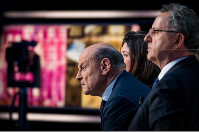 Jean-Marie Le Guen assiste au débat du second tour de la présidentielle, sur le plateau de TF1, en présence de Richard Ferrand, le 7 mai.