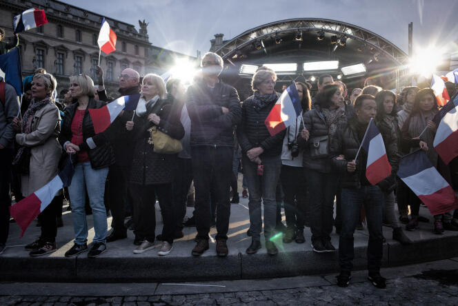 Les sympathisants d’Emmanuel Macron attendent l’arrivée du nouveau président de la République, le 7 mai sur la place du Carrousel à Paris.