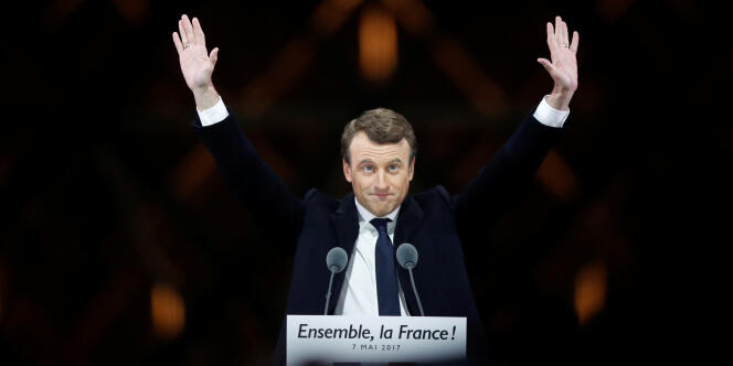 Le nouveau président de la République Emmanuel Macron célèbre sa victoire au Carrousel du Louvre, à Paris, le 7 mai 2017.
