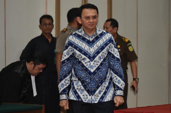 Le gouverneur Basuki Purnama arrive dans la salle d’audience du tribunal de Djakarta pour l’énoncé de son verdict, le 9 mai.