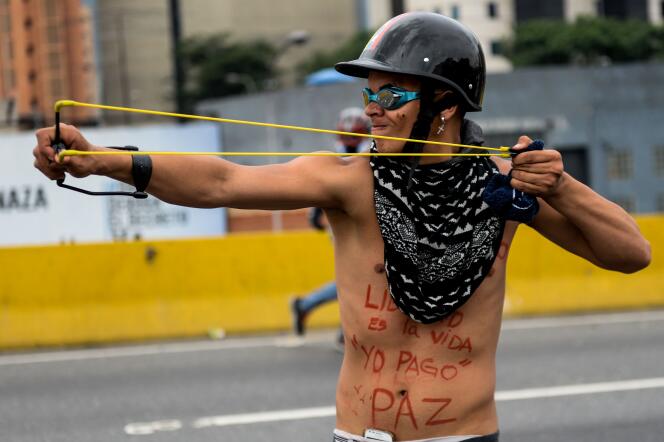Les forces de l’ordre ont dispersé avec des gaz lacrymogènes un rassemblement de milliers d’opposants à Caracas, lundi 8 mai.