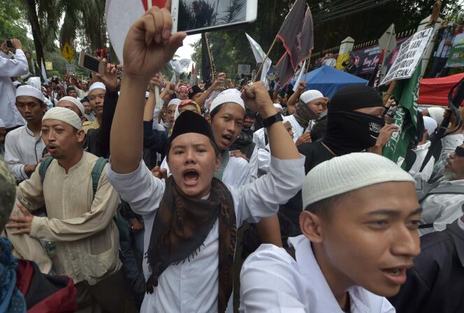 Des musulmans indonésiens hostiles au gouverneur de Djakarta, Basuki Tjahaja Purnama, alias « Ahok », scandent des slogans après la condamnation de celui-ci par un tribunal de la capitale, le 9 mai 2017.