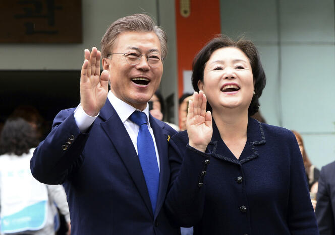 Moon Jae-in, candidat du Parti démocrate à l’élection présidentielle en Corée du Sud, et sa femme Kim Jung-suk saluent leurs partisans après avoir voté, le 9 mai 2017, à Séoul.