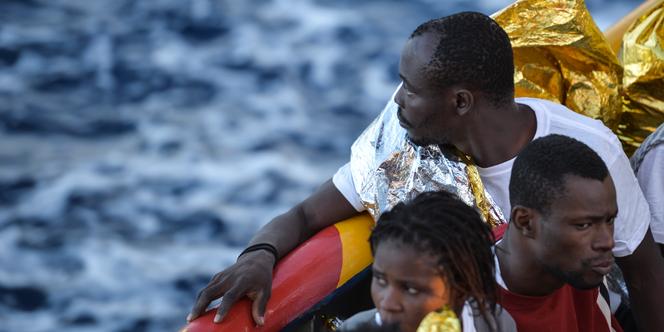 Sur un bateau, au large des côtes libyennes secouru par la Croix-Rouge internationale en novembre 2016.