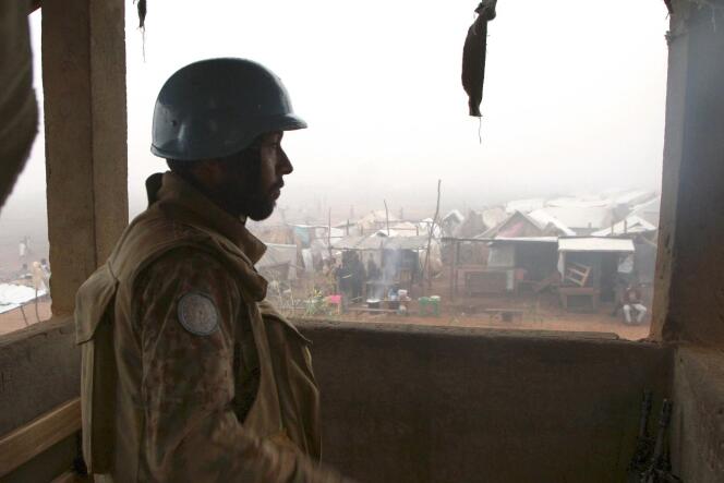 Un soldat pakistanais de la MINUSCA  garde en octobre 2016 l’ancien camp de déplacés de Kaga Bandoro, en Centrafrique.