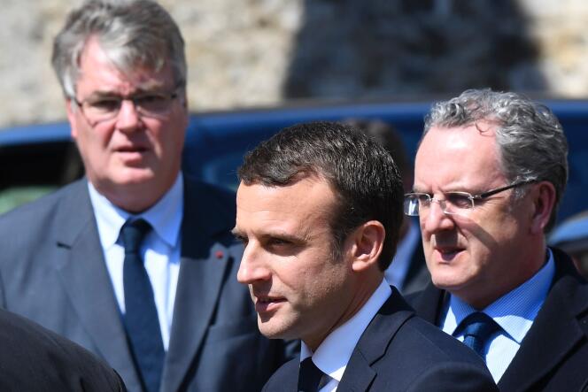 Emmanuel Macron avec Jean-Paul Delevoye à sa droite et Richard Ferrand à sa gauche, le 10 mai 2017, à Lannion.