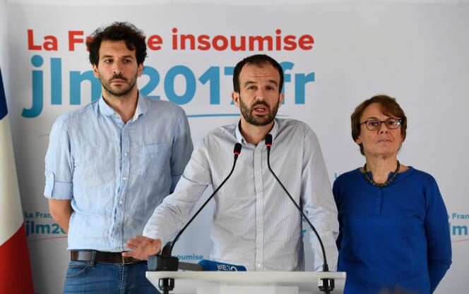 Manuel Bompard (au centre), porte-parole de Jean-Luc Mélenchon pendant la campagne pour la présidentielle, à la conférence de presse de La France insoumise sur les législatives, mercredi 10 mai.