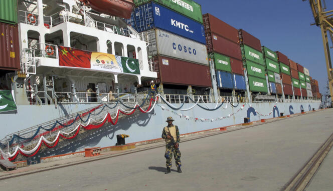 Un soldat pakistanais protège un navire chinois dans le port de Gwadar, qui relie la région occidentale de la Chine à une nouvelle route internationale exportant des marchandises vers le Moyen-Orient et l’Afrique, à environ 700 kilomètres (435 milles) à l’ouest de Karachi, Pakistan, le 13 novembre 2016.