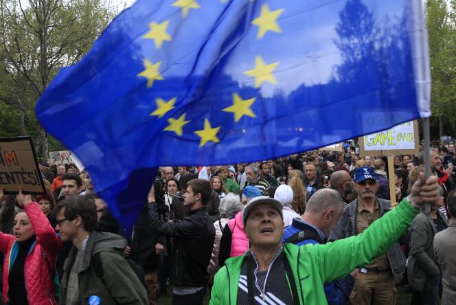 « L’Europe n’existera réellement que lorsque les Européens parviendront à se reconnaître en elle » (Photo: lors d’une manifestation à Budapest, en Hongrie, le 15 avril).