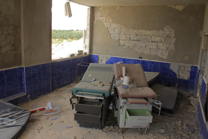 Après un raid aérien sur un hôpital du village de Deir Sharkin dans la province d’Idlib, le 27 avril.