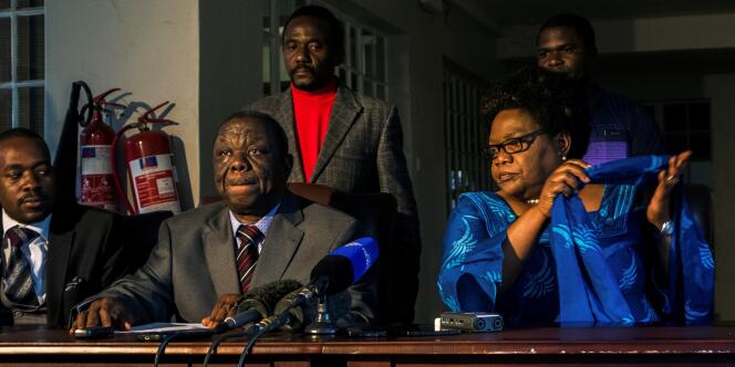 Morgan Tsvangirai et Joice Mujuru, le 19 avril 2017 à Harare, annonce leur alliance politique pour la présidentielle de 2018.