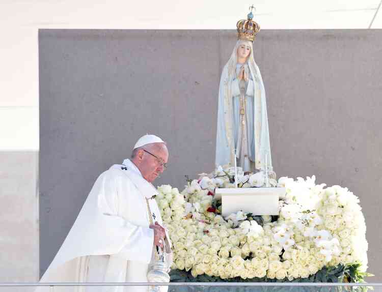 Après s’être recueilli sur les tombes des voyants dans la Basilique Notre-Dame du Rosaire, le pape François a prononcé la rituelle formule de canonisation en portugais.