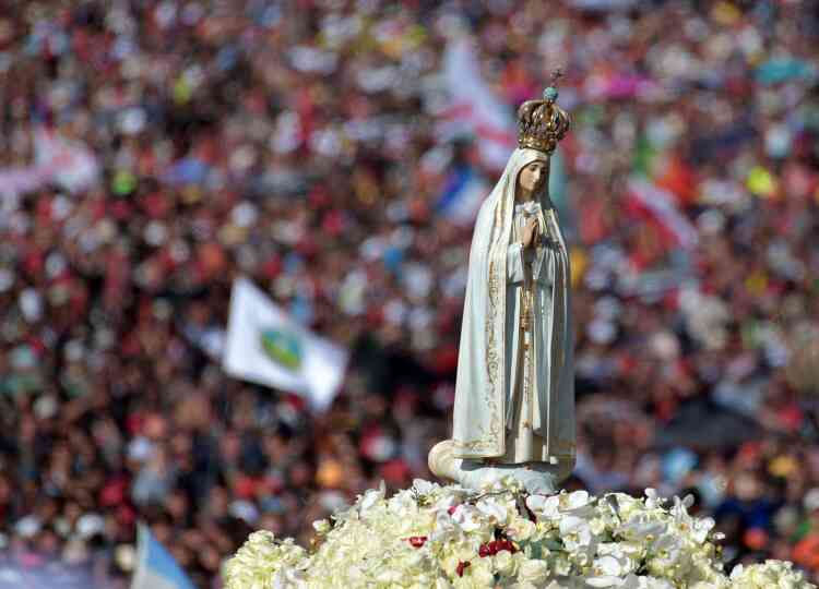 Deux petits bergers portugais, Francisco Marto et sa sœur Jacinta, ont été déclarés saints par le pape François devant 500 000 personnes dans le sanctuaire de Fatima, où la Vierge leur serait apparue il y 100 ans.