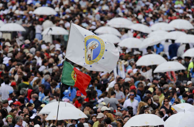 L’immense foule, comptabilisée par les autorités portugaises citées par le Vatican, était massée sur l’esplanade comble du sanctuaire sous un ciel nuageux.