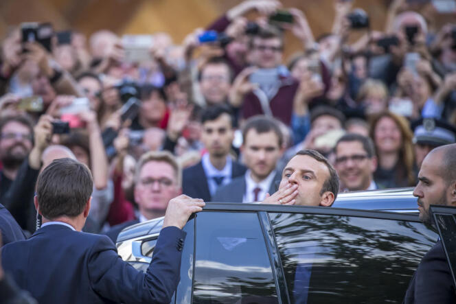Emmanuel Macron quitte l’Hôtel de ville de Paris, où il était accueilli le 14 mai par la maire Anne Hidalgo.