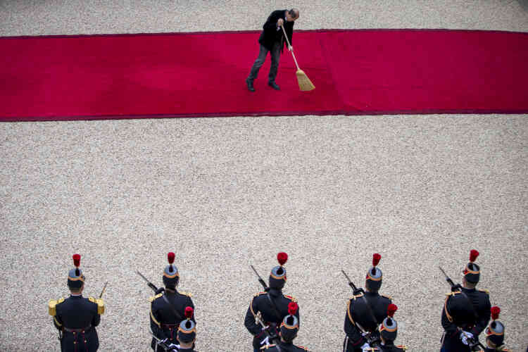 Le tapis rouge est installé dans la cour de l’Elysée, dimanche 14 mai 2017.