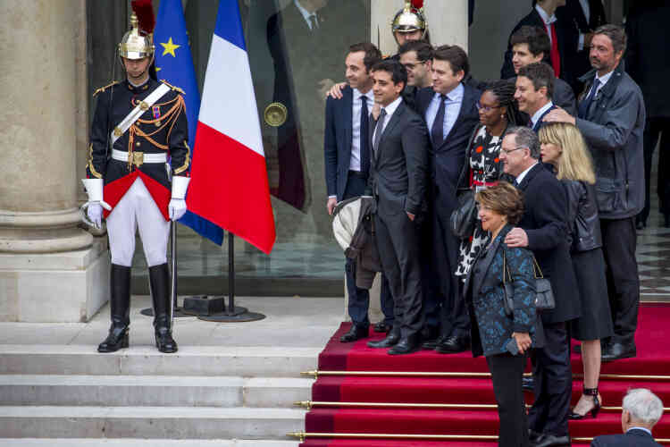 Des membres de l’équipe de campagne d’Emmanuel Macron, sur le perron de l’Elysée.