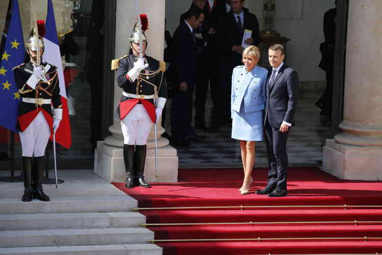 Emmanuel et Brigitte Macron sur le perron de l’Elysée, dimanche 14 mai 2017.