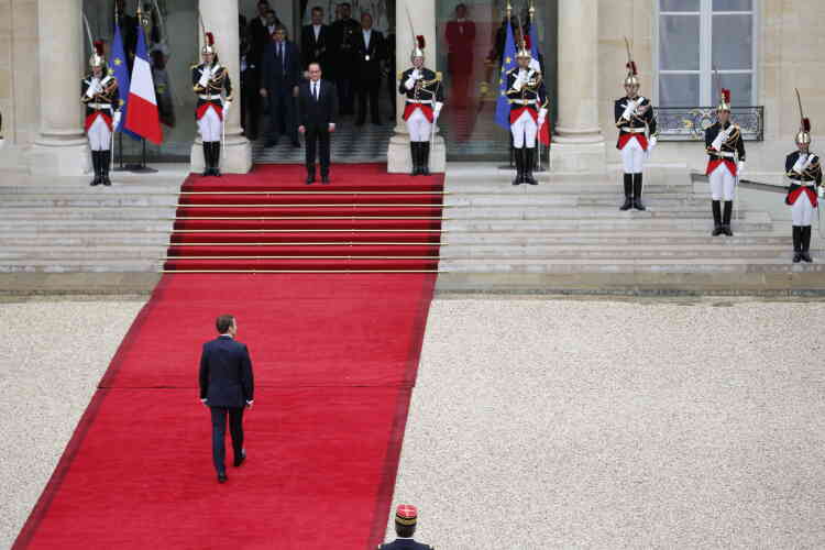 François Hollande accueille Emmanuel Macron, dimanche 14 mai 2017.