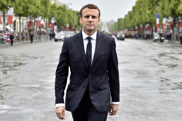 Le président Emmanuel Macron en costume Jonas et Cie sur l’avenue des Champs-Elysées, le 14 mai.