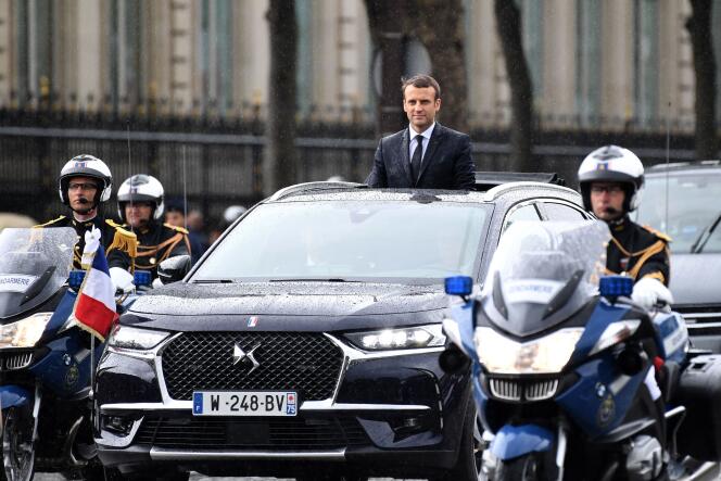 Emmanuel Macron à bord de la DS 7 qu’il a emprunté pour descendre les Champs Elysées.