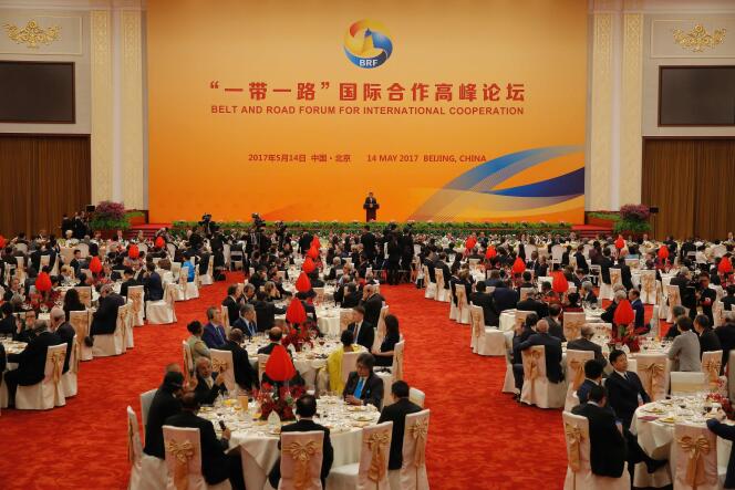 Le président chinois, Xi Jinping, s’exprime devant ses invités lors du banquet de bienvenue ouvrant le sommet sur la nouvelle Route de la soie, le 14 mai 2017 dans la Grande Halle du peuple, à Pékin.
