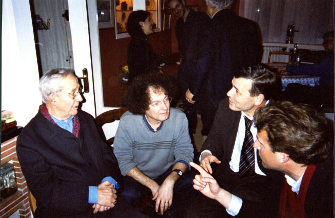 Chez Jean-Pierre et Catherine Goldenstein, en février 2003 : De gauche à droite, Paul Ricœur, François Dosse, Antoine Garapon et Emmanuel Macron.