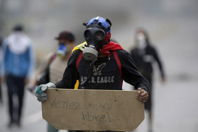 Lors d’une manifestation contre le président vénézuélien Nicolas Maduro, à Caracas le 15 mai.