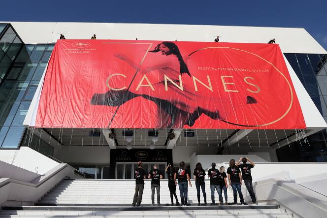 Affiche officielle du 70e Festival de Cannes sur la façade du Palais des festivals à Cannes, le 15 mai 2017.
