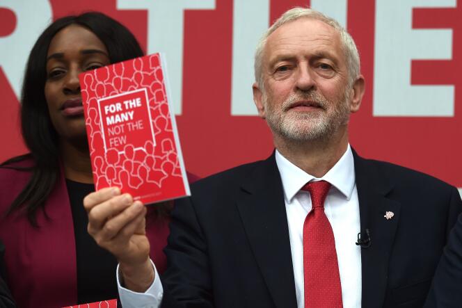 Le chef du parti travailliste britannique, Jeremy Corbyn, pose avec en main un exemplaire du programme du Labour, à Bradford (nord de l’Angleterre), le 16 mai 2017.