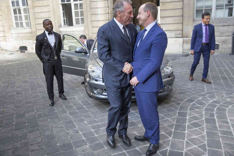 Jean-Jacques Urvoas a accueilli son successeur François Bayrou dans la cour du ministère de la justice.