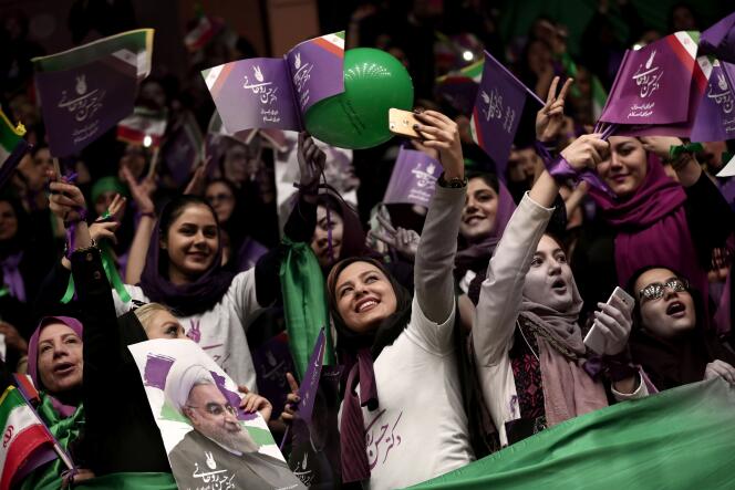 Des partisanes du président iranien sortant et candidat à sa propre succession, Hassan Rohani, participent à un rassemblement de campagne dans la ville d’Ardabil (nord), le 17 mai.