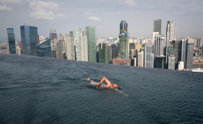La piscine à débordement perchée au 57e étage du Marina Bay Sands, à Singapour,en juin  2014.