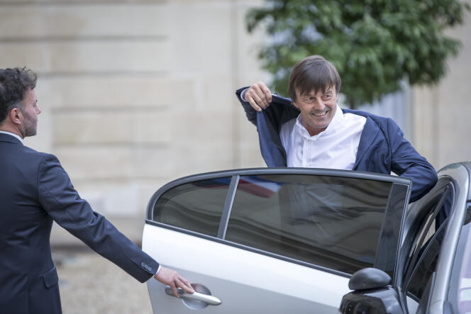 Nicolas Hulot, ministre de la transition écologique et solidaire, descend de sa Renault Fluence électrique officielle lors de son premier conseil des ministres, au Palais de l'Elysée, le 18 mai.