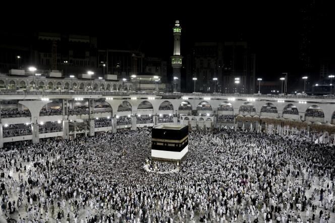 Des pèlerins musulmans tournent autour de la Kaaba, la pierre noire, dans la grande mosquée de La Mecque, en septembre 2016.