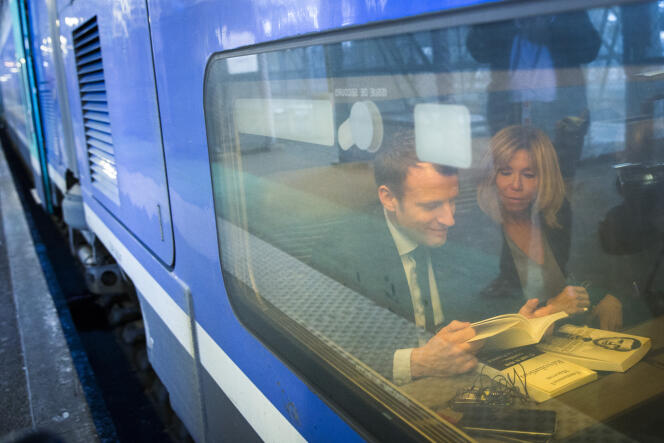 Emmanuel et Brigitte Macron en gare de Bordeaux, le 10 mars.