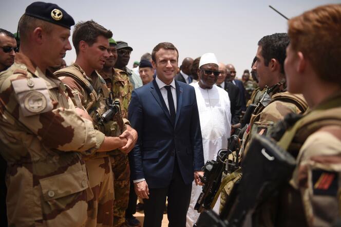 Le président français Emmanuel Macron et le président malien, Ibrahim Boubacar Keita, rencontrent les troupes de Barkhane, à Gao, dans le nord du Mali, le 19 mai.