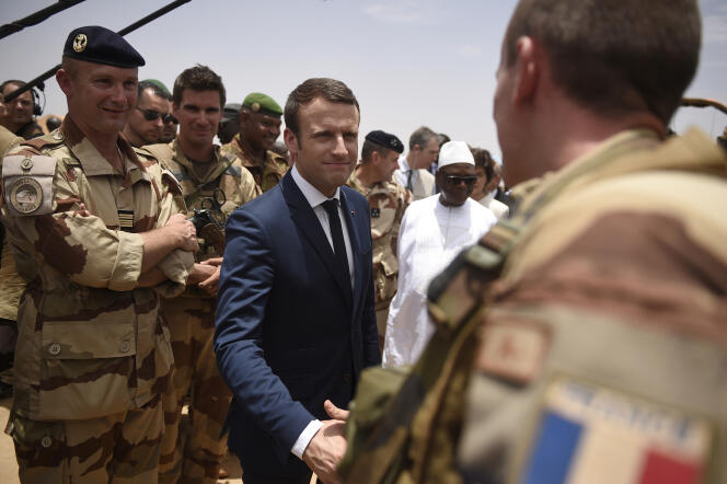 « Les interventions militaires ne sont salutaires que si elles sont inscrites dans un processus politique viable » (Photo: le président Emmanuel Macron rend visite aux soldats del’operation Barkhane, au Mali, le 19 mai).