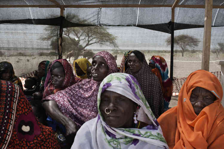 A l’entrée de la clinique mobile de Fourkoulom, gérée par Médecins sans frontières, des femmes attendent sous un abri avant d’être orientées vers les consultations, qui ont lieu deux fois par semaine.