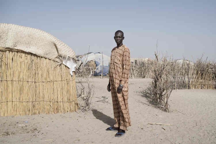 Mohamed Ali Oumar, chef du camp de déplacés de Dilerom, devant une case en paille de maïs. Les habitants de son village ont dû fuir les îles du lac Tchad, qui servent de base de repli au groupe djihadiste Boko Haram.