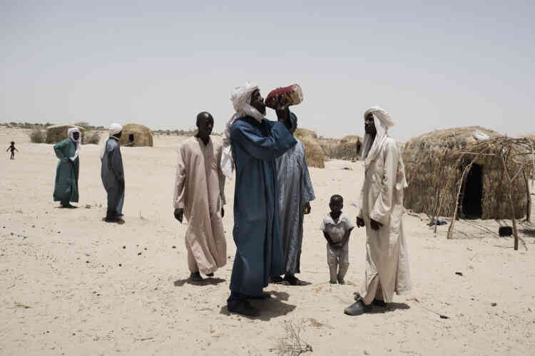 Dans le camp de déplacés de Amma, aménagé par l’ONG Care, des hommes se désaltérent. Le mois de mai est le plus chaud de l’année. Il fait plus de 40 degrés.