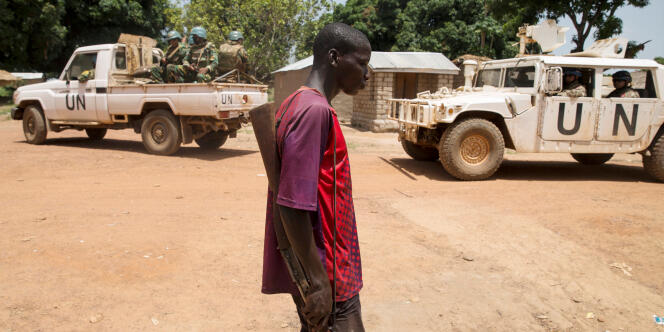 Un milicien anti-Balaka pro-chrétien dans le village de Makunzi Wali, en Centrafrique, le 27 avril 2017.
