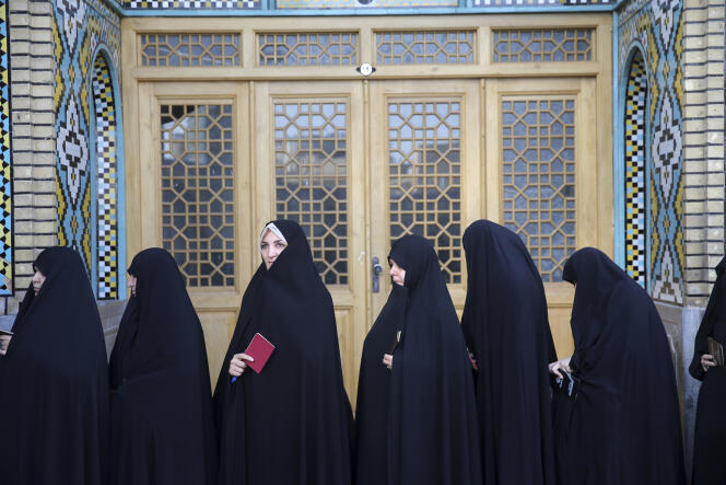 Des Iraniennes font la queue pour voter dans une mosquée de Qom, au sud de Téhéran, le 19 mai.