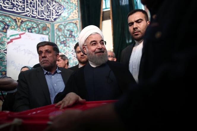 Le président iranien Hassan Rohani dépose son bulletin de vote dans l’urne, à Téhéran le 19 mai.