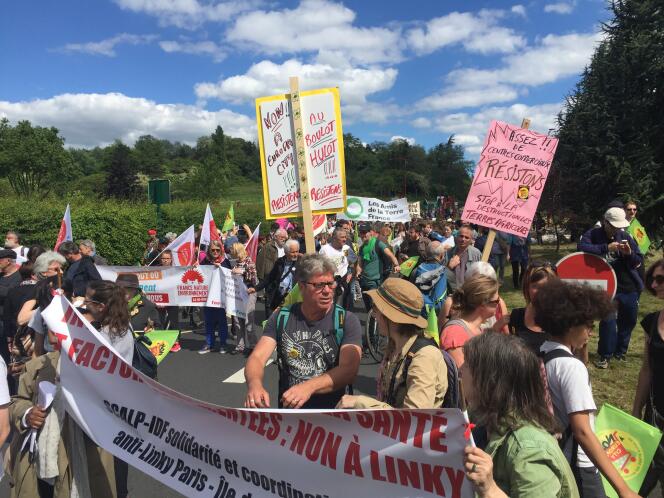 Dimanche 21 mai 2017, à Gonesse (Val-d'Oise), des manifestants espèrent que le nouveau ministre de la transition écologique et solidaire, Nicolas Hulot, mettra fin au projet d'EuropaCity.