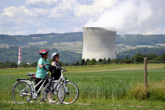 Cyclistes près de la centrale atomique de Leibstadt, dans le nord de la Suisse, le 22 mai 2011.