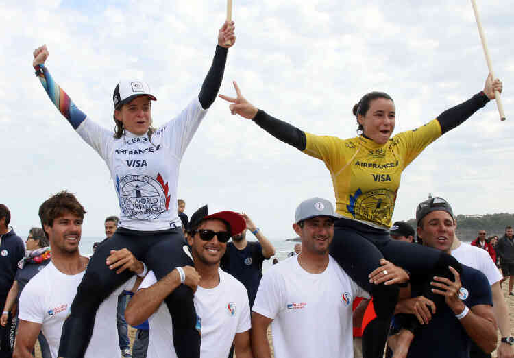 Sur la Grande Plage à Biarritz, le 22 mai. La Basque de 26 ans Pauline Ado et la Réunionnaise de 23 ans Johanne Defay sont portées en triomphe par leur équipe. Elles viennent d’être sacrées championne et vice-championne dans l’épreuve individuelle des Mondiaux des nations de surf.